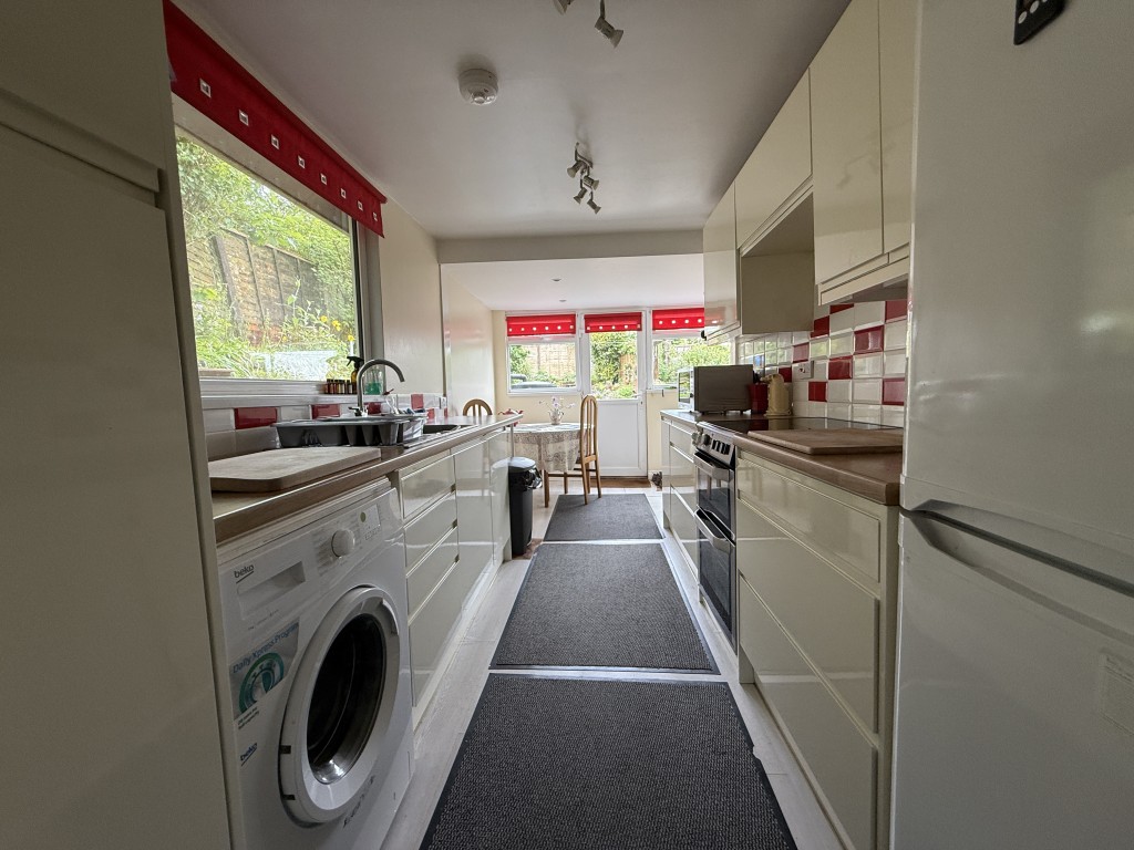 Lot: 205 - FOUR-BEDROOM HOUSE - Kitchen- diner